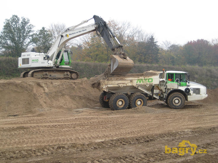 Pásové rypadlo Hitachi Zaxis 520LCH-3 nakládá kloubový dempr Volvo A35D