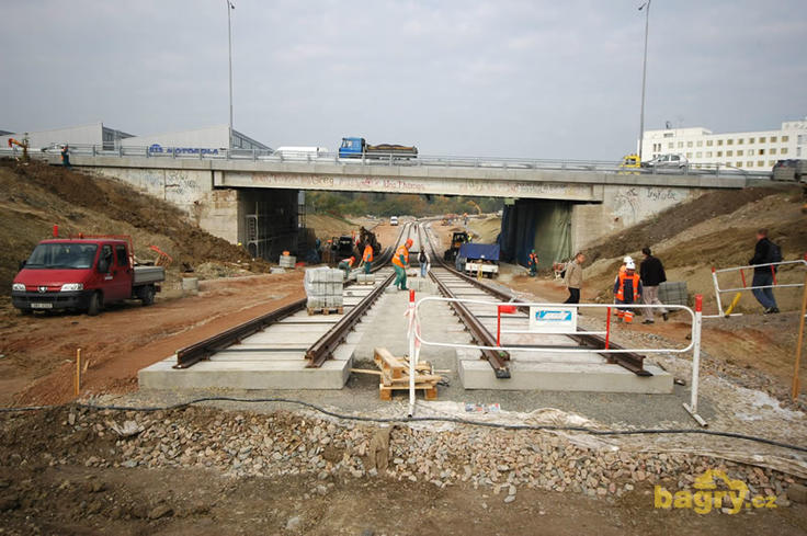 Nové koleje míří pod Hradeckou ulici