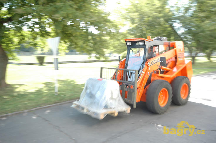 Nakladač Locust L 1203 Speed + projíždí areálem