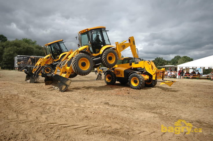 Manipulátor JCB 541-70 podjíždí rypadlonakladače 3CX Torque Lock a 4CX