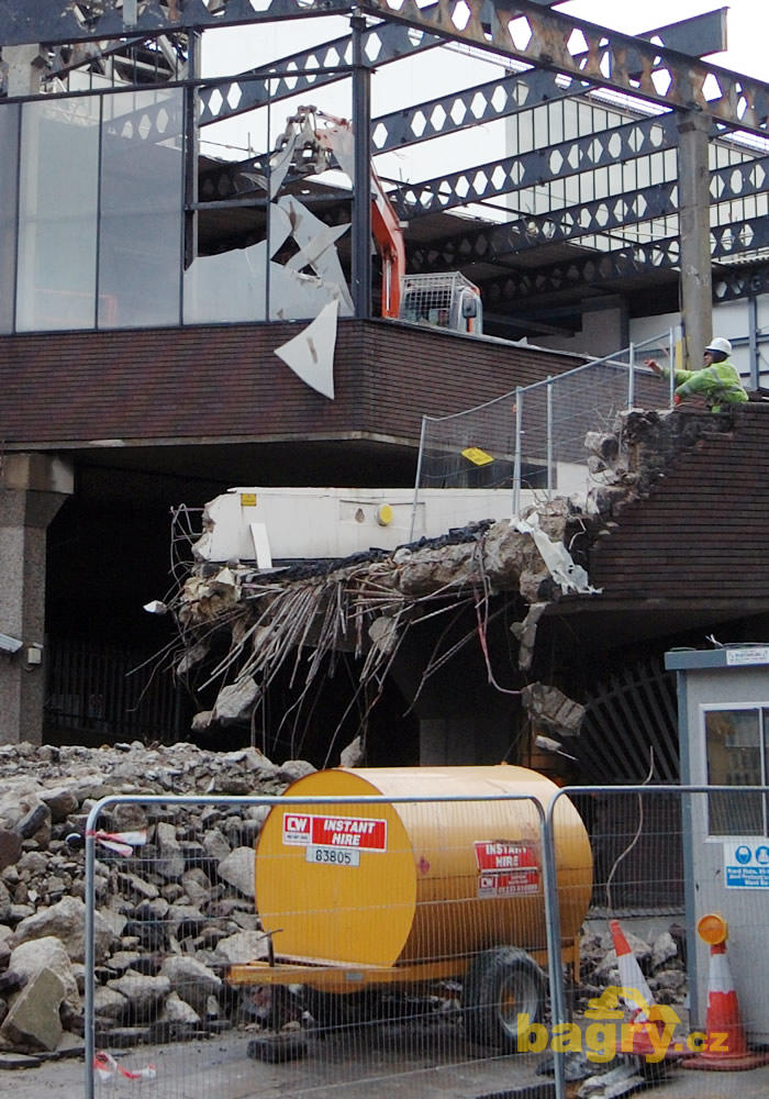 Demolice skleněných výplní midirypadlem Hitachi s mechanickým drtičem betonu
