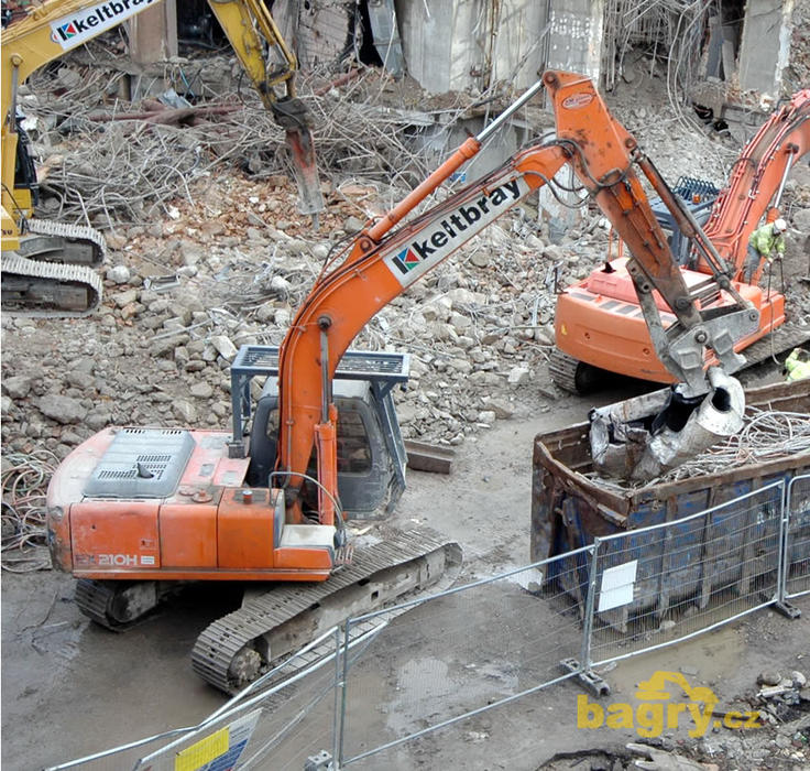 Pásové rypadlo Hitachi EX 210H firmy Keltbray s mechanickým drtičem betonu