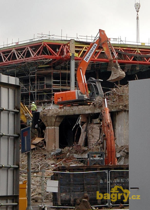 Pásové rypadlo Hitachi Zaxis 210 LC firmy Keltbray