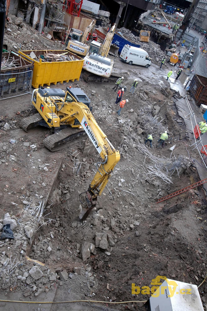 Pásové rypadlo Komatsu PC 240 LC firmy Keltbray s kladivem