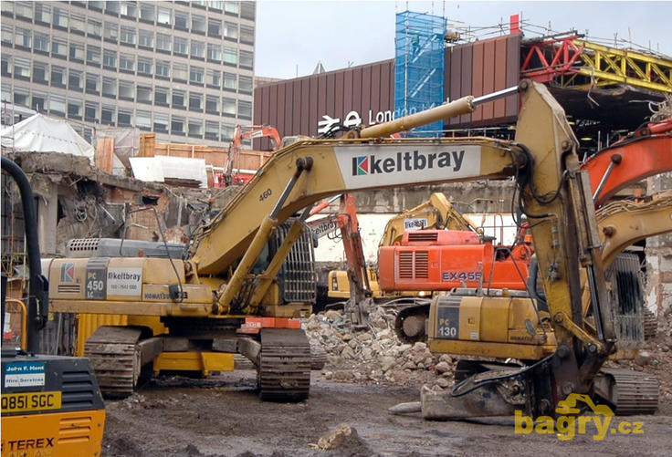 Pásové rypadlo Komatsu PC 450 LC s kladivem firmy Keltbray