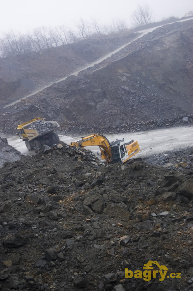 Liebherr Litronic 944 a Komatsu HD 405