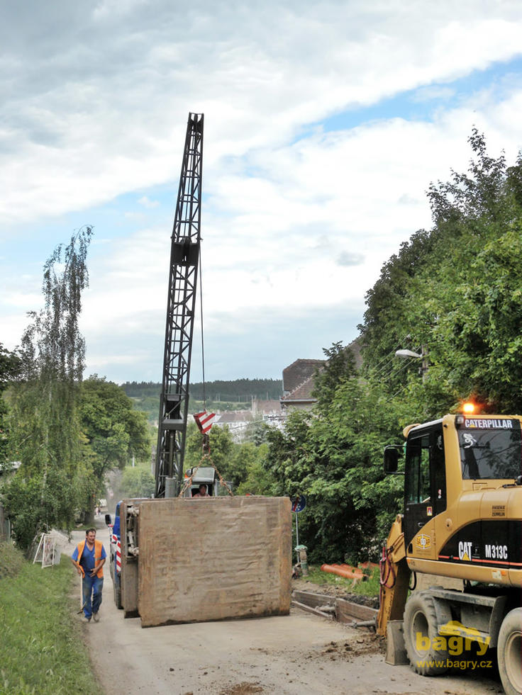 Autojeřáb AB 063 firmy Insta CZ, v popředí rypadlo Caterpillar M313C firmy SAD-PaP
