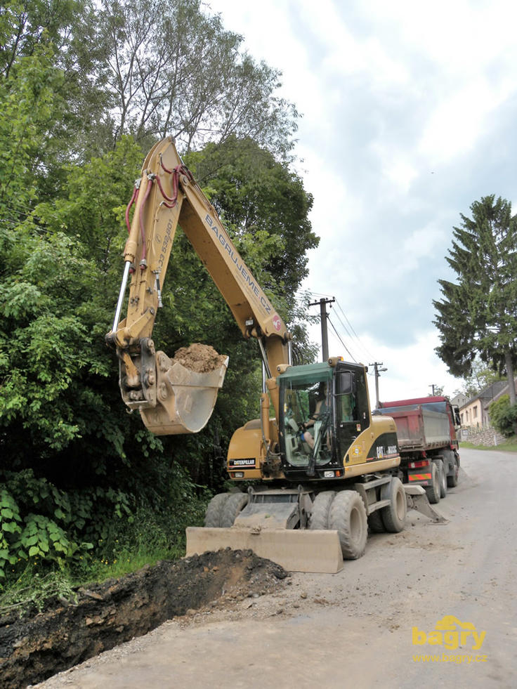 Kolové rypadlo Caterpillar M313C firmy SAD-PaP