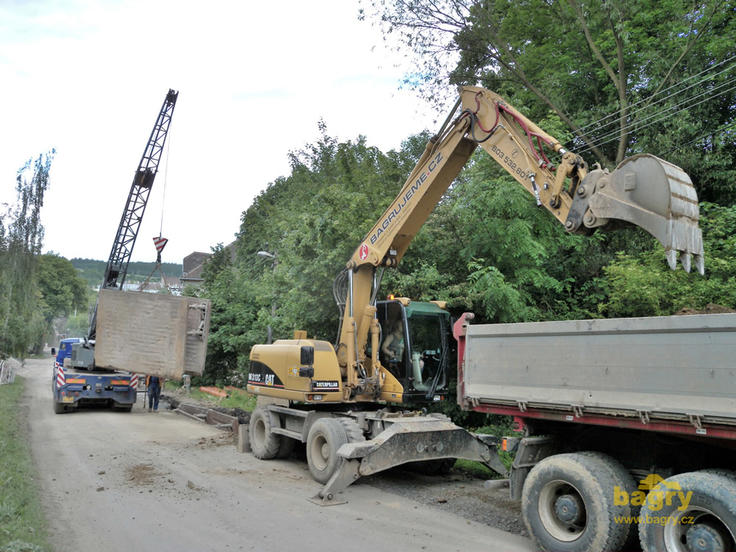 Kolové rypadlo Caterpillar M313C firmy SAD-PaP