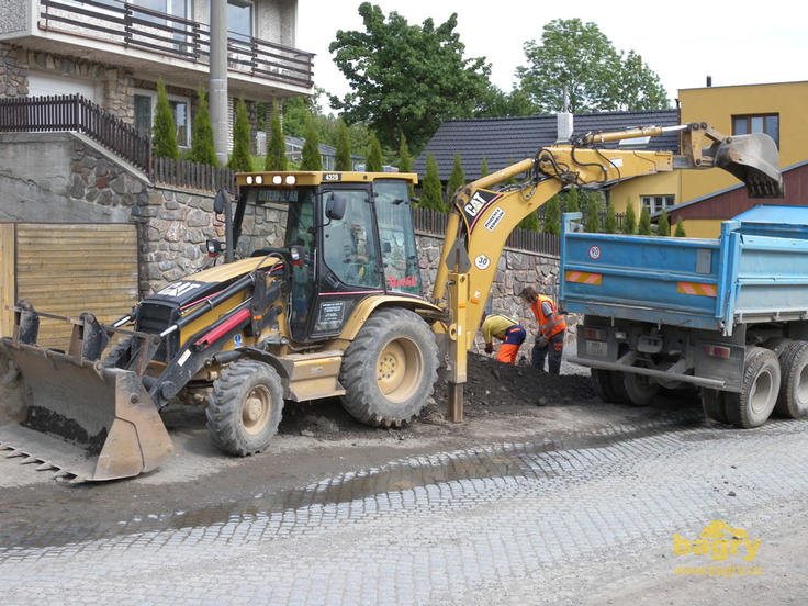 Rypadlonakladač Caterpillar 432D firmy Miroslav Dolák