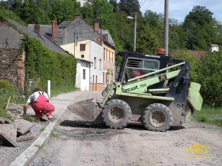 Smykem řízený nakladač Locust 750 firmy B M H  -  I S