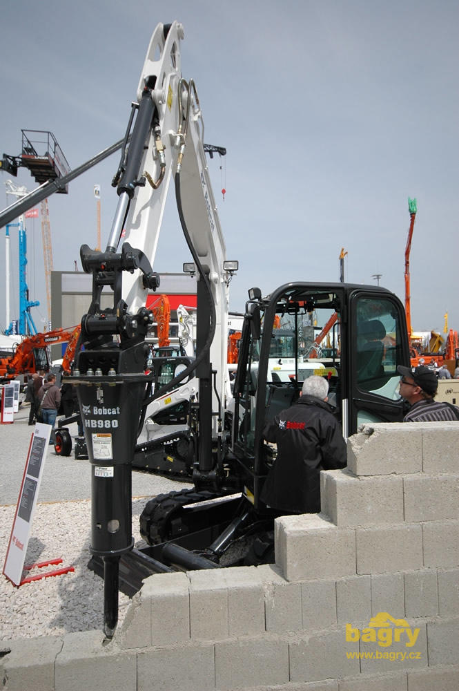 Pásové midirypadlo Bobcat E60 s kladivem HB980