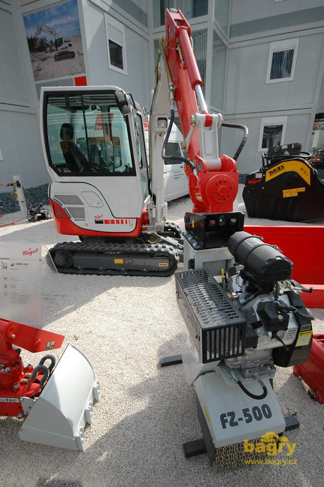 Pásové minirypadlo Ammann Yanmar SV 20 s frézou na pařezy FZ 500 české firmy Laski