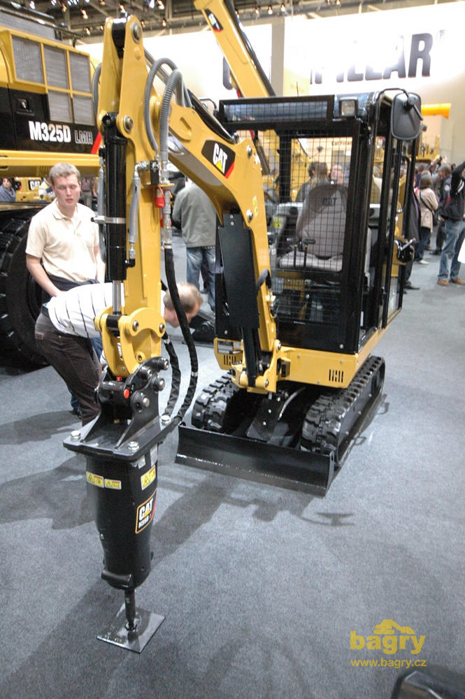 Pásové minirypadlo Caterpillar 301.6C s kladivem H35D
