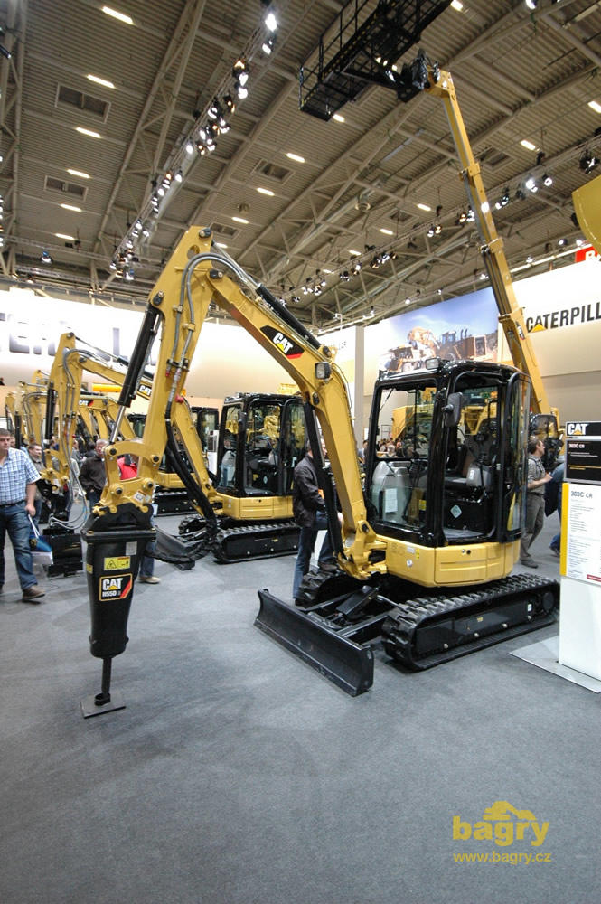Pásové minirypadlo Caterpillar 303C CR s kladivem H55D