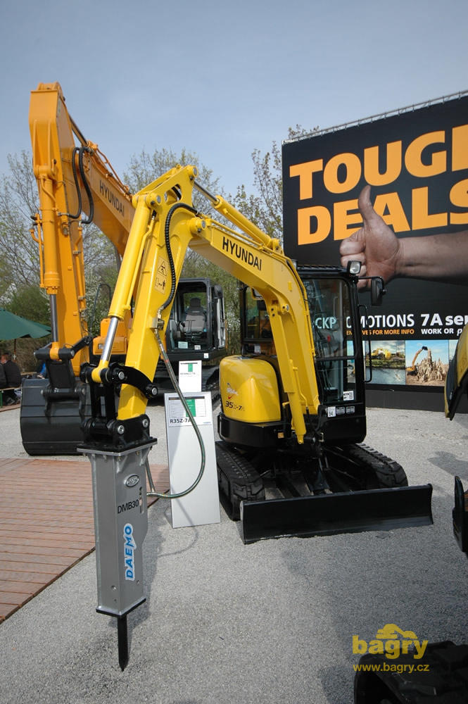 Pásové minirypadlo Hyundai R35Z-7A s kladivem Daemo DMB30