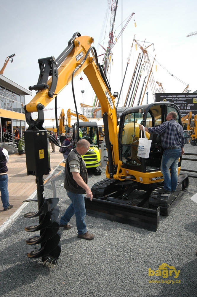 Pásové minirypadlo JCB 8045 ZTS s vrtákem ED3500