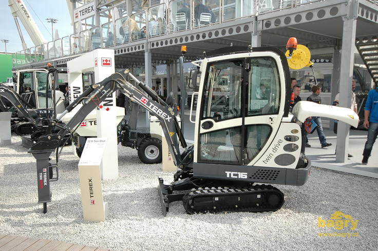 Pásové minirypadlo Terex TC16 Twin Drive s dieselovým a elektrickým motorem