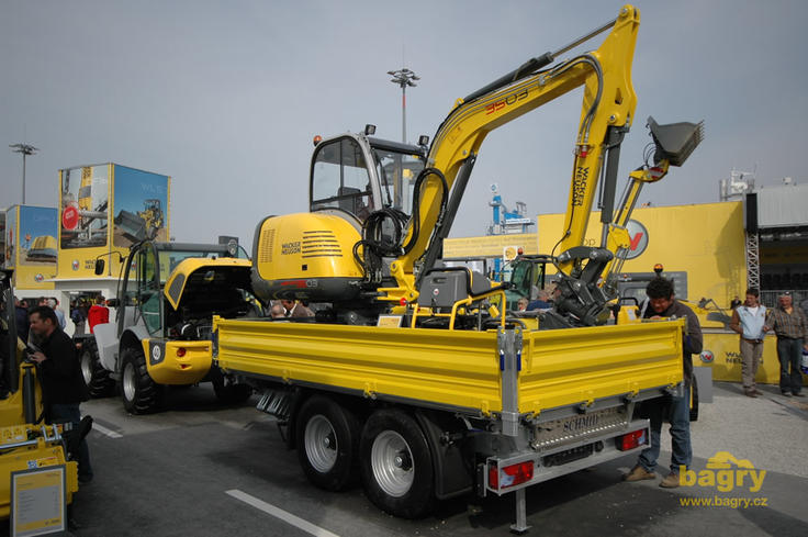 Pásové minirypadlo Wacker Neuson 3503 na přívěsu Schmid DK 89 AP taženém nakladačem Kramer Allrad 680