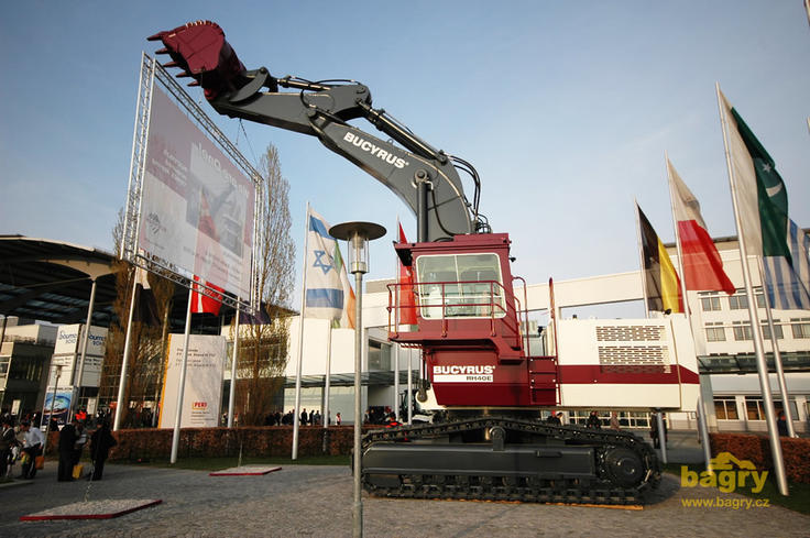 Pásové rypadlo Bucyrus RH40E před výstavištěm