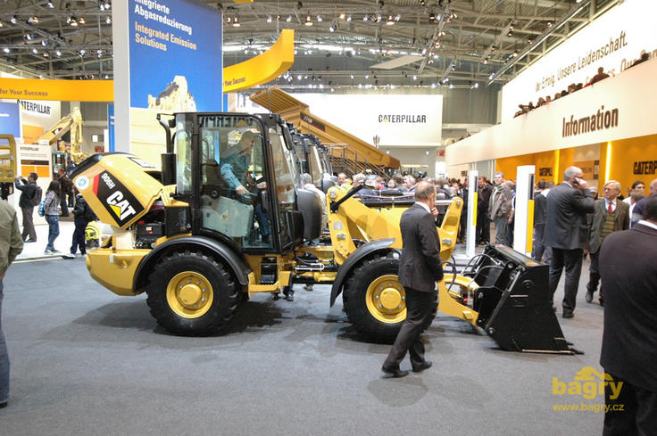 Kolový nakladač Caterpillar 906H