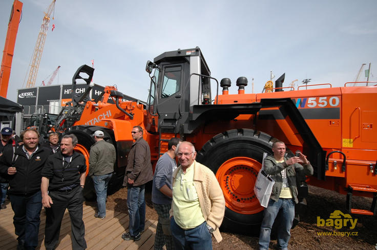 Kolový nakladač Hitachi ZW550