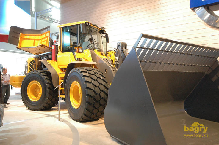 Kolový nakladač Volvo L120F