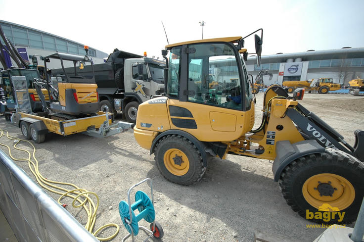 Kolový nakladač Volvo L20F s minirypadlem EC17C na přívěsu T-AX O