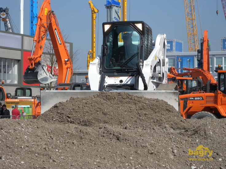 Pásový smykem řízený nakladač Bobcat T300
