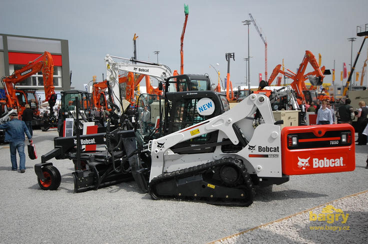 Pásový smykem řízený nakladač Bobcat T650 s grejdrem Bobcat 96