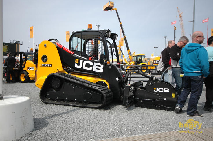 Pásový smykem řízený nakladač JCB 1110T HF se silniční frézou