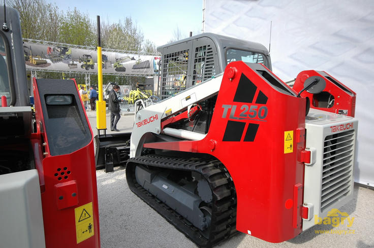 Pásový smykem řízený nakladač Takeuchi TL250