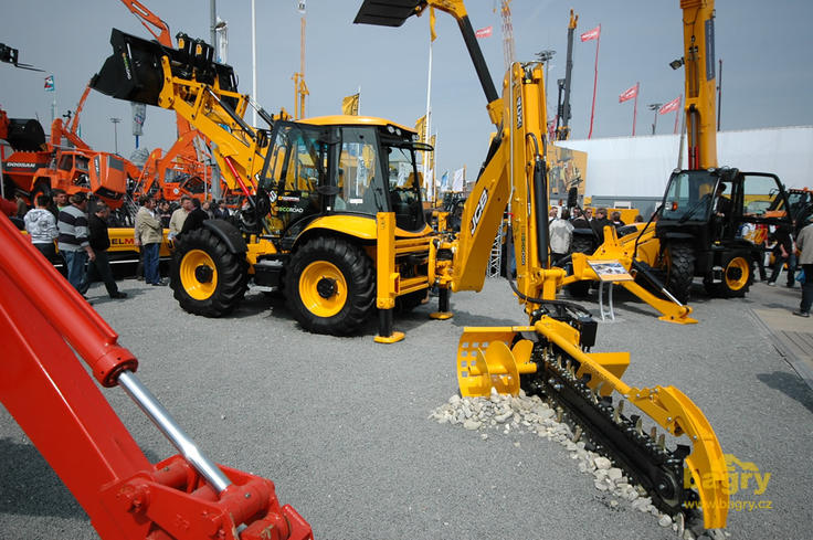 Rypadlonakladač JCB 4CX Super Sitemaster s rýhovačem AugerTorque T 1500