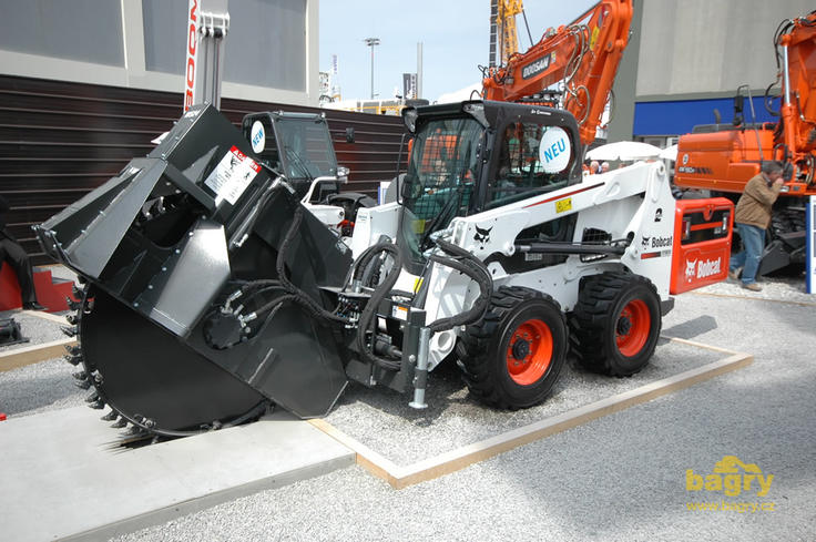 Smykem řízený nakladač Bobcat S630 s drážkovačem