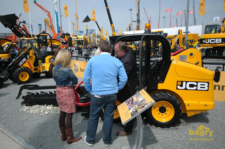 Smykem řízený nakladač JCB 170 HF s rýhovačem XR-21