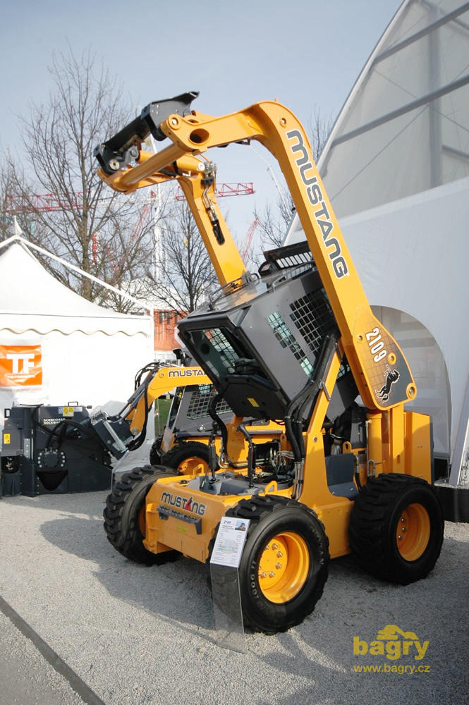 Smykem řízený nakladač Mustang 2109