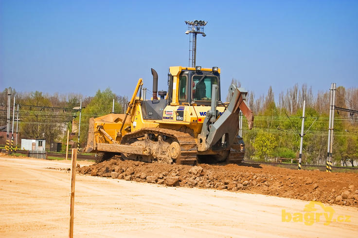 Pásový dozer Komatsu D65 EX firmy Strabag