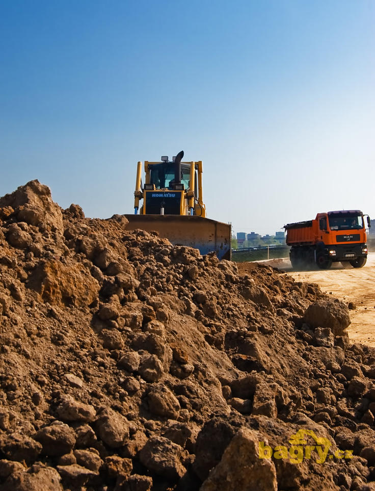 Pásový dozer Komatsu D65 EX firmy Strabag