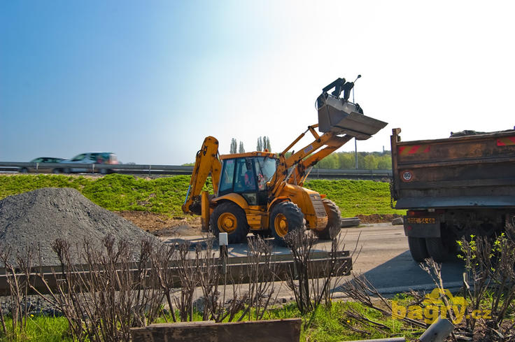 Rypadlonakladač JCB 4CX firmy Strabag