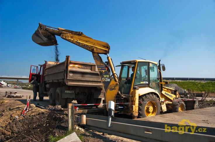 Rypadlonakladač Komatsu WB 93R firmy Silnice doprava