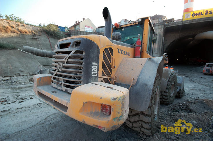 Kolový nakladač Volvo L120F firmy OHL ŽS