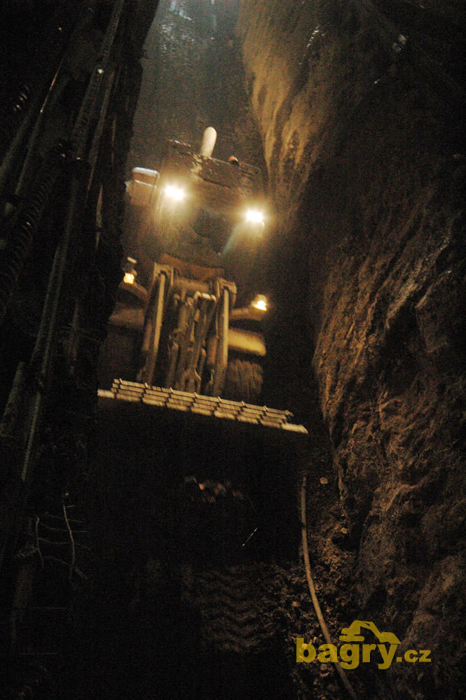 Kolový nakladač Volvo L120F v úzké uličce tunelu