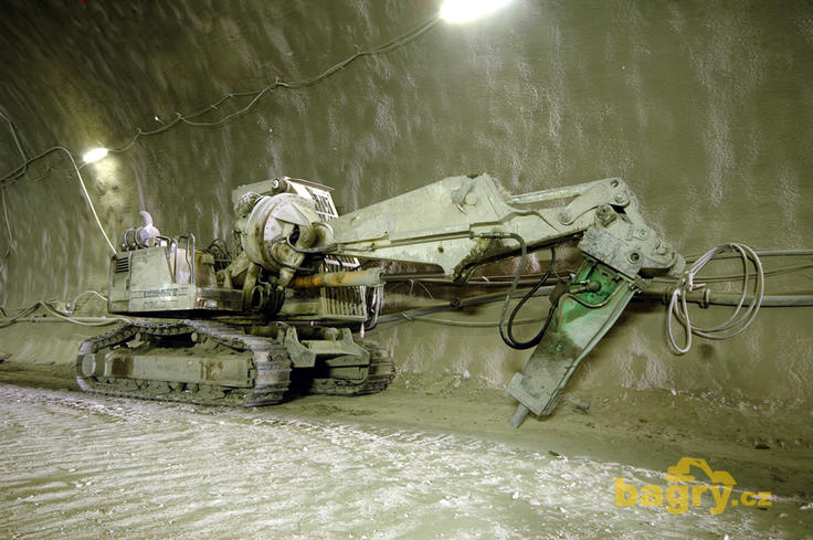 Pásové rypadlo Liebherr R 900 Litronic s kladivem Montabert 700