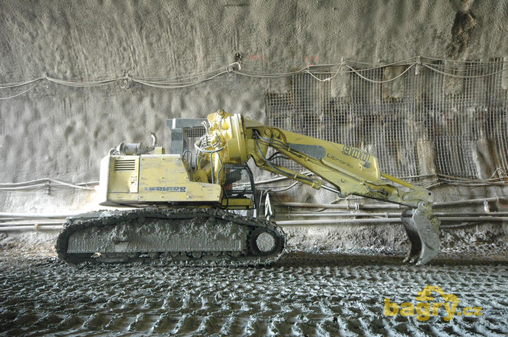 Pásové rypadlo Liebherr R 900 Litronic v provedení pro tunely