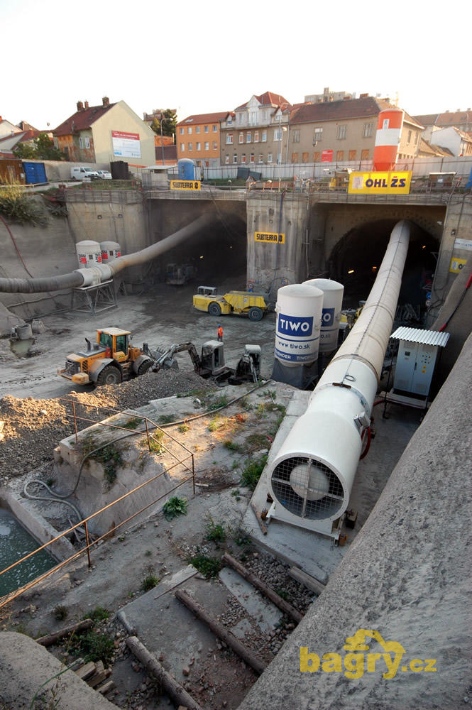 Pohled na východní portály tunelů