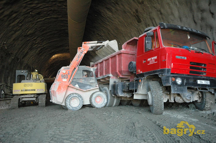 Smykem řízený nakladač Locust L 903 nakládá T-815 firmy Fips Beton