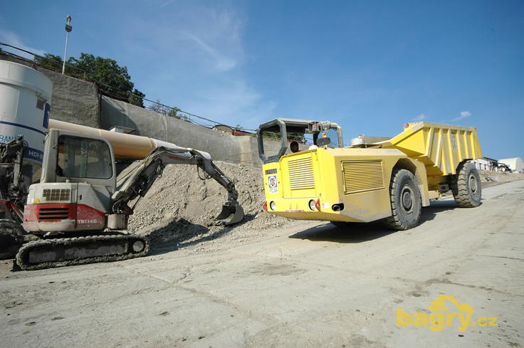 Tunelový dempr Paus PMKT 10.000 míjí Takeuchi TB138 FR