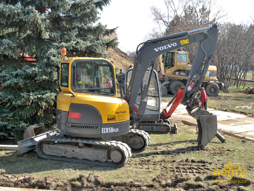 Pásové midirypadlo Volvo ECR58 Plus firmy Petr Prudký s otočnou hlavou PowerTilt PT-7