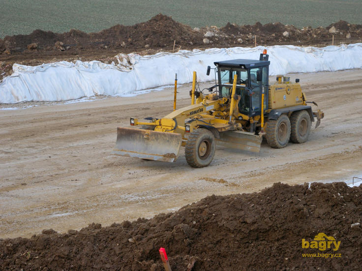 Grejdr Komatsu GD 650A firmy Doprastav