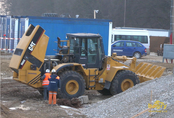 Kolový nakladač Caterpillar 966 G firmy Skanska BS